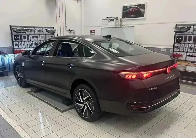 【E汽车】新一代迈腾实车谍照曝光