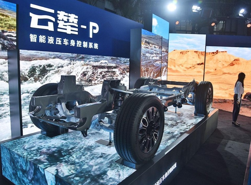 比亚迪仰望U8实车亮相，车宽超2米，3秒级破百，造型科幻霸气