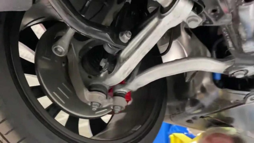 野马Mach-E对比特斯拉Model Y，跑车品牌的电动SUV怎么样？