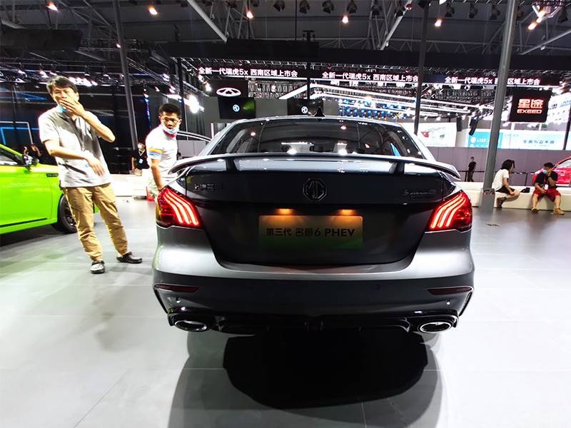 成都车展：实拍上汽名爵6 PHEV 造型更炫酷，动力更强悍