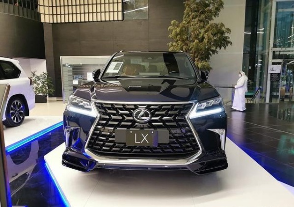 号称顶配“陆巡”，雷克萨斯旗舰级SUV LX 海外实拍