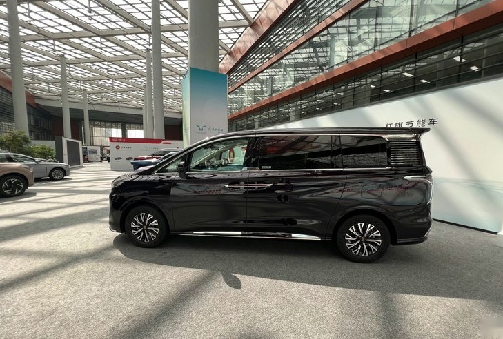 红旗HQ9 PHEV（插电混动版）开启预售：起售价36万元并配四驱