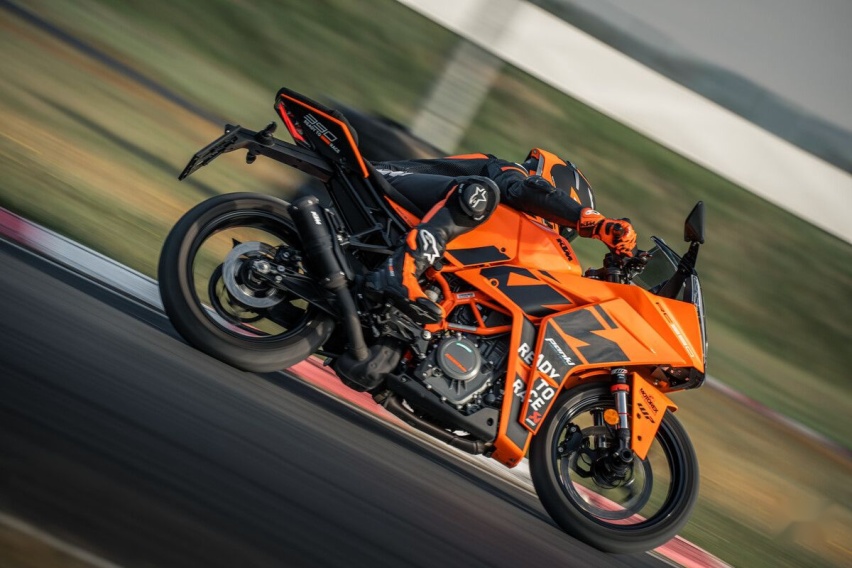 熏黑风挡上身，2023 KTM RC390更具科技和运动感