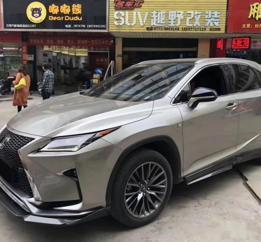 把雷克萨斯RX300按到地上是种什么体验？车友从黑武士玩到白