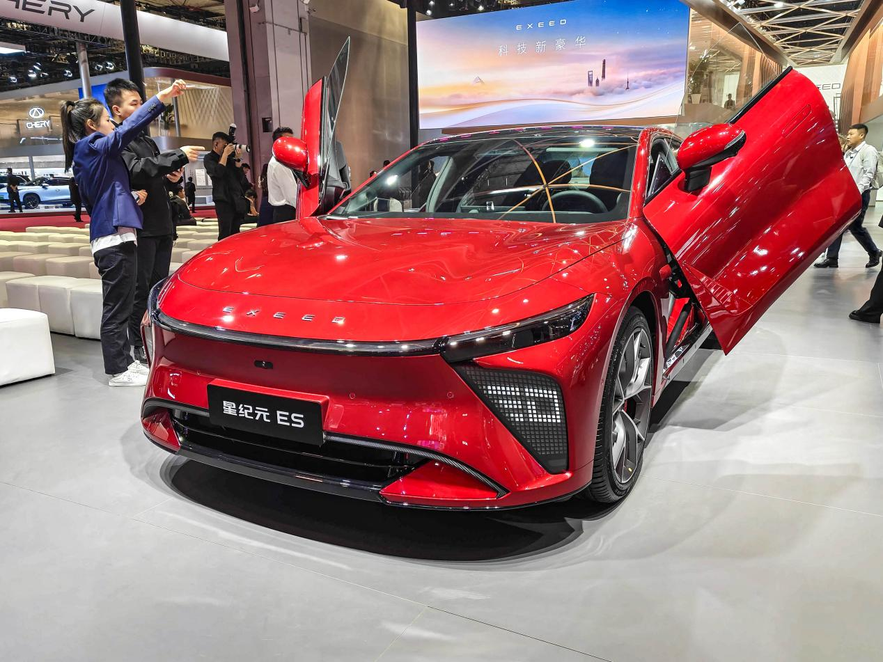 星途亮相全新星紀元ES+、天璣概念車,對開門讓周鴻祎對此驚嘆 星途亮相全新星紀元ES+、天璣概念車,對開門讓周鴻祎對此驚嘆