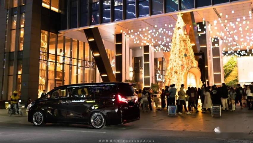 未成年高中生打造素雅埃尔法，全身名牌改件加起来超过16万