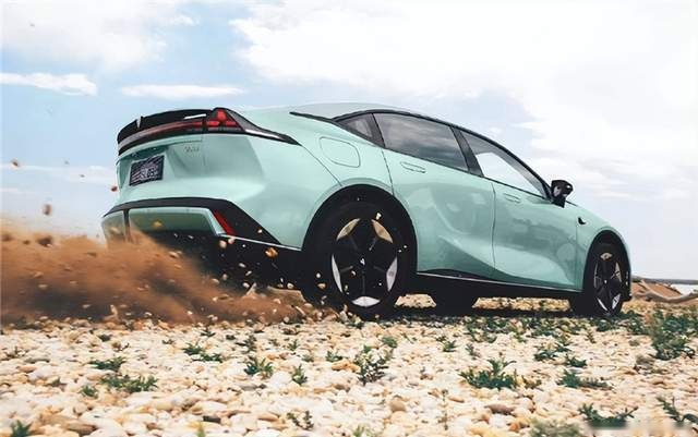 长安深蓝SL03对标Model 3，是不是用力过猛？