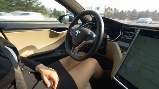 特斯拉一个软件，FSD卖到6万多，这是要买软件送车吗？