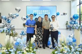 传福亲自为方程豹车主交车，这墨镜一戴确实太酷了!