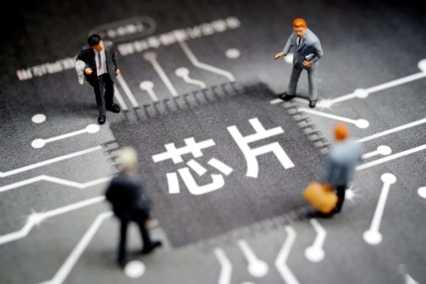 定位尴尬，丰田凌放“内耗”荣放，怪不得消费者不买单！