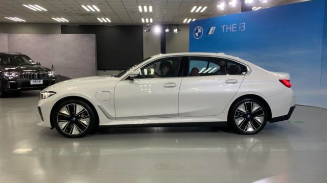 宝马i3与Model 3，同为30万以上新能源轿车，性价比谁更高？