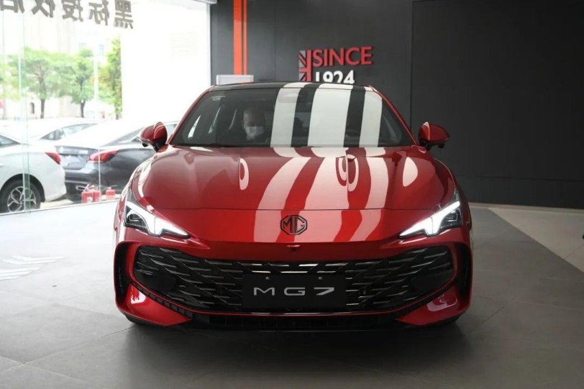 2.0T 261匹 405牛，中型车还带电动尾翼！实拍全新MG7
