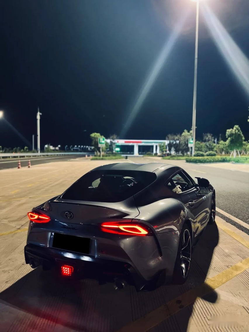 漂亮小姐姐的粉嫩丰田Supra，男车友们看到流口水