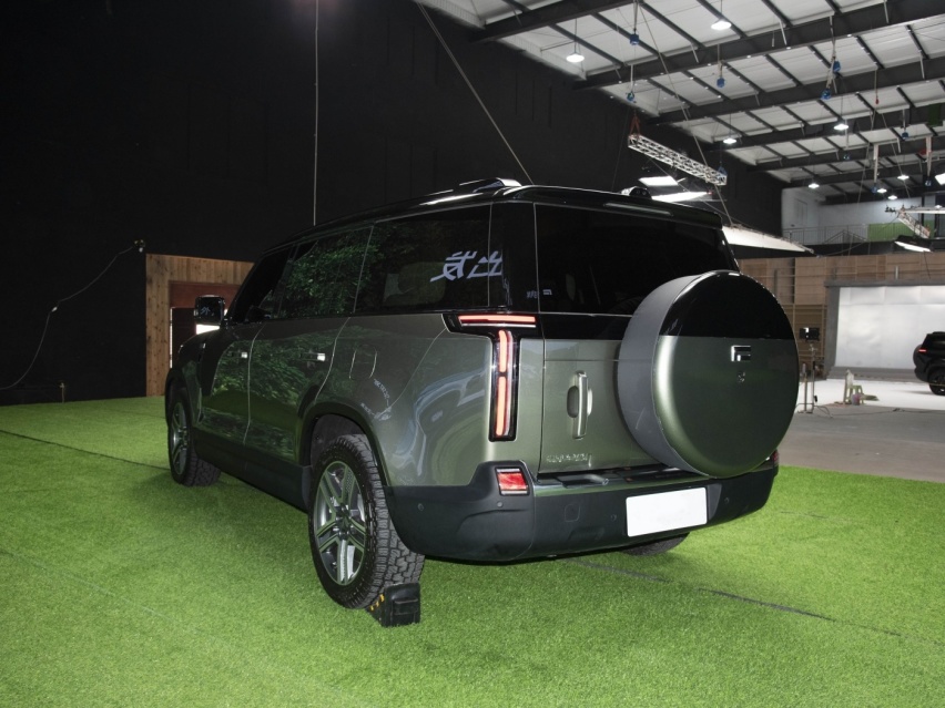 北汽推出增程SUV，外观像仰望U8，内饰像理想L8，这是哪一出？