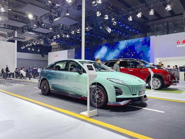 红旗E-QM5改装版，中型车，长5.04米，造型时尚，没有老气感