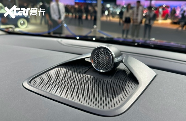 沃尔沃em90实拍:极氪009的异卵双胞胎,凭啥卖81.8万?