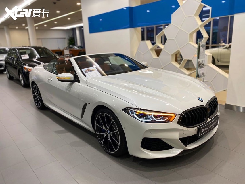 全新宝马8系敞篷版海外实车到店优雅的大气感