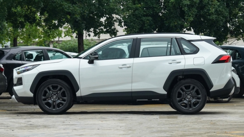 日本人终于听劝了，全新RAV4化身小号普拉多，销量稳了？