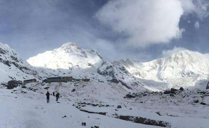 喜马拉雅山脉发生雪崩4名韩国游客失联 目前中国游客确认已脱险