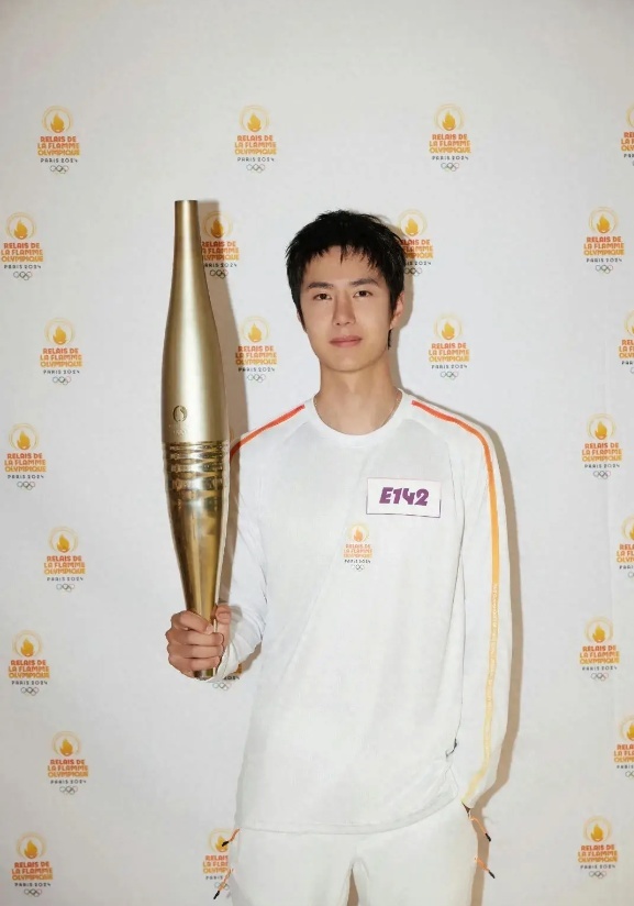 王一博巴黎奥运火炬手之光，奥迪RS 6演绎速度与激情