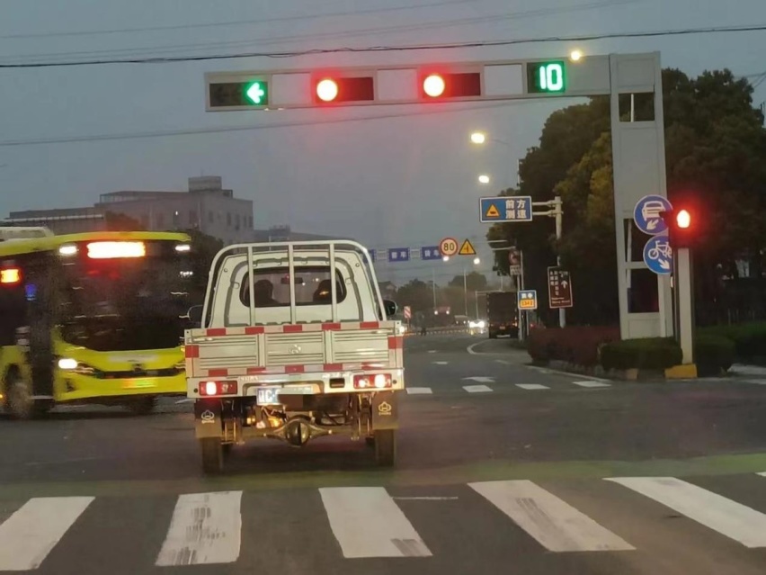 常州红绿灯放行顺序回归正常，不失为一个划时代的进步！