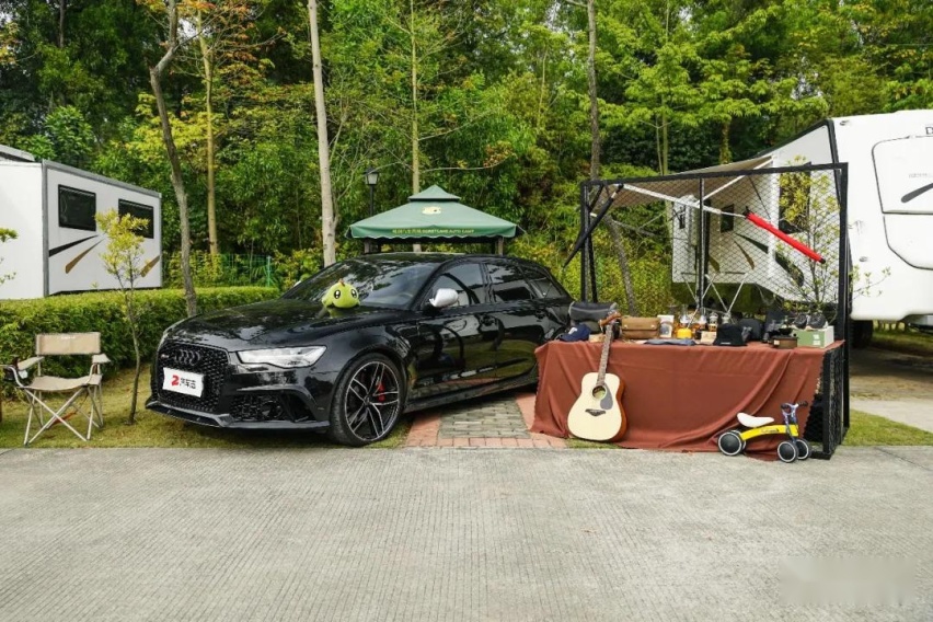 刚从赛道下来就去了车友聚会，奥迪RS4是一辆怎样的车？
