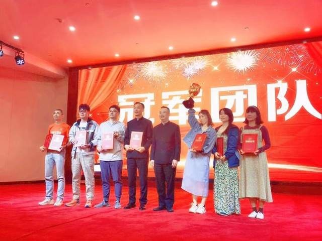 第二届广汽传祺杯中国企业家沙漠徒步挑战赛举行数百名企业家敦煌共商善举