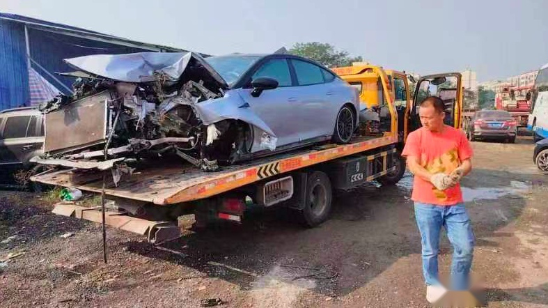 这才是安全的电动车 ！哪吒S滚下90米大坡   车主手擦破一点皮