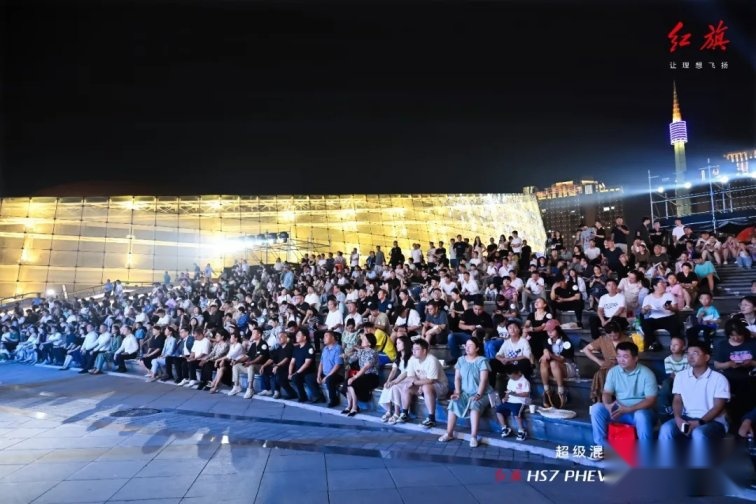 红旗HS7 PHEV惊艳预售，无人机盛宴点亮郑州之夜