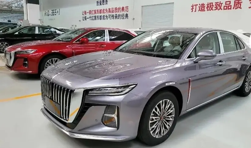 实拍全新红旗H5，车身尺寸更大，搭2.0T发动机，值得期待