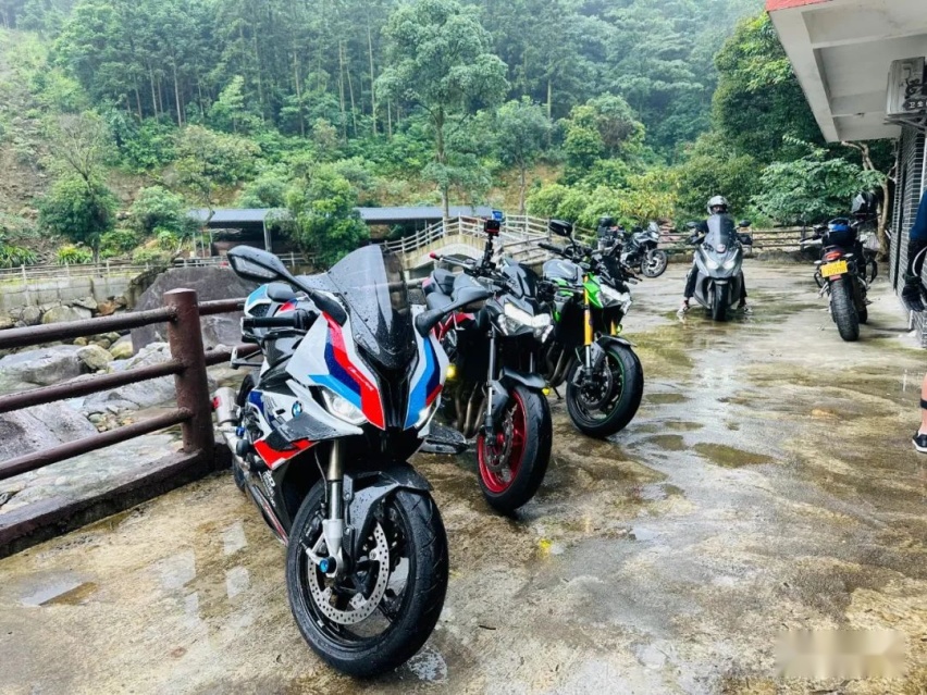 竞技走街范的宝马540i+宝马S1000 RR，这样的组合谁能不爱呢？