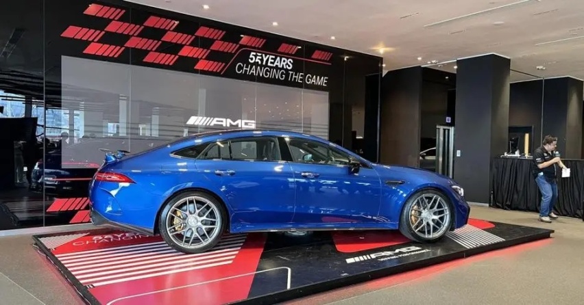 这台AMG GT63的重点在于动力，4.0T双涡轮加电动机强动力