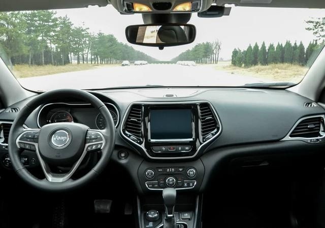 新款Jeep自由光增“夜鹰版”车型，全系换装2.0T发动机