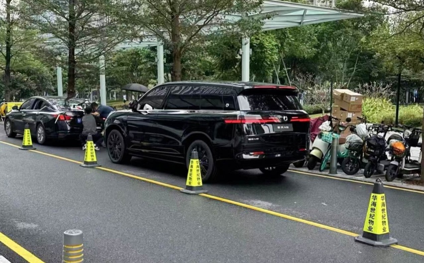 腾势N9现身街头，大过问界M9+“冰箱彩电大沙发”，三电机925马力
