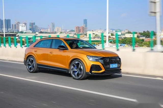RS Q8的“性能”该怎么测？最低油耗8L出头、油箱加满花费近一千