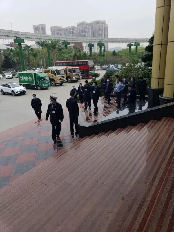 拉横幅讨薪，不惜冒险聚集，比亚迪疑似爆发维权事件