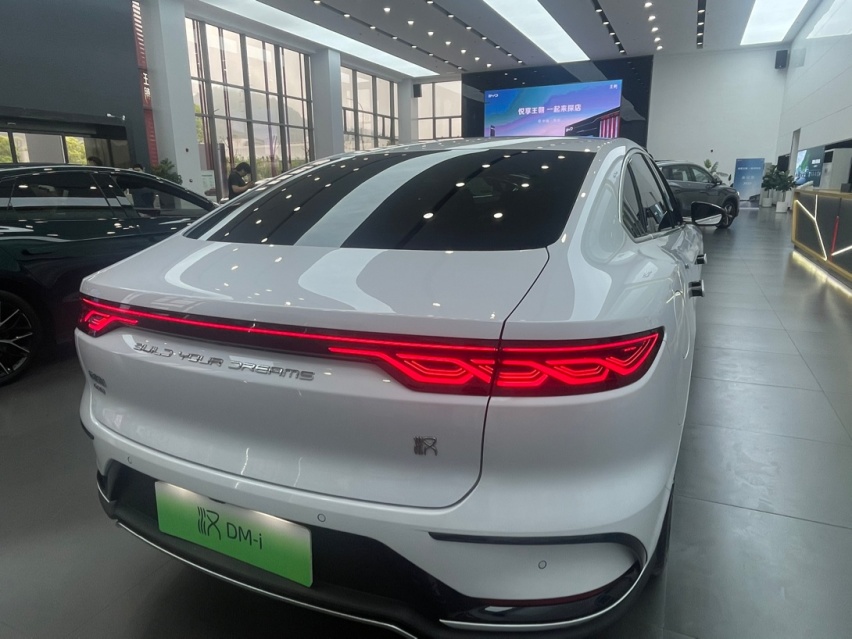 比亚迪超大众登顶中国汽车销量第一！小编探店看看是否名不符实？