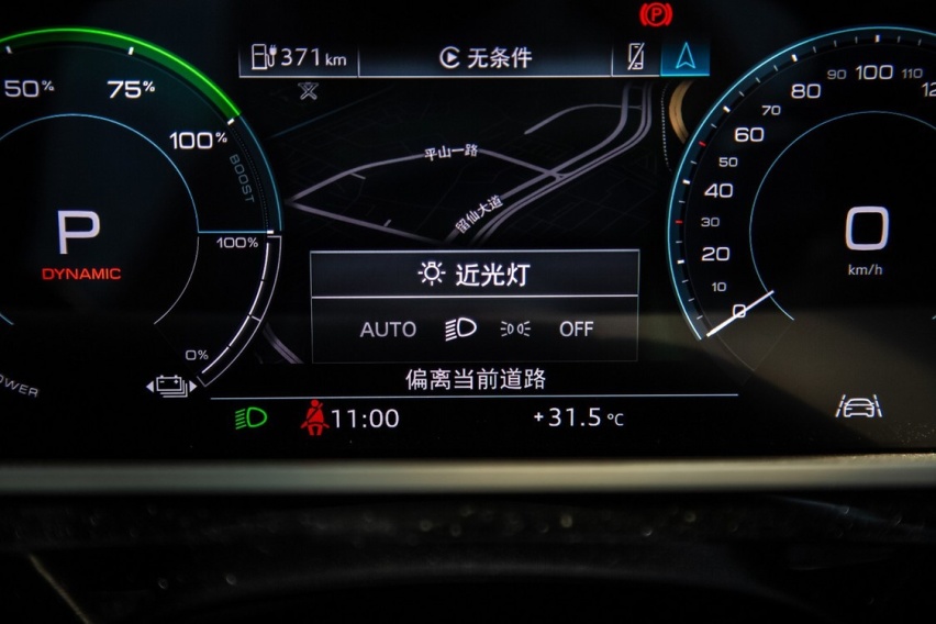 手动开启近光灯后，奥迪 e-tron 的系统全部转为夜间显示模式