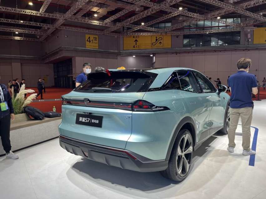 深蓝S7车展首秀！三种动力，竞争比亚迪、特斯拉的中型SUV