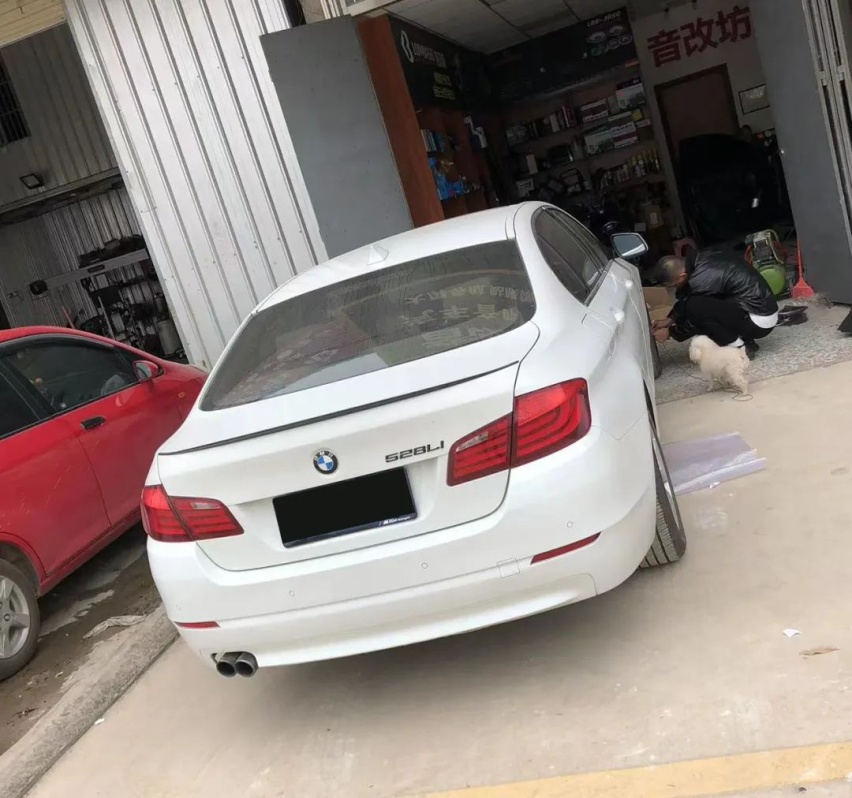 尾翼能晾衣服的姿态风宝马528Li，让原本低调的外观变得很战斗
