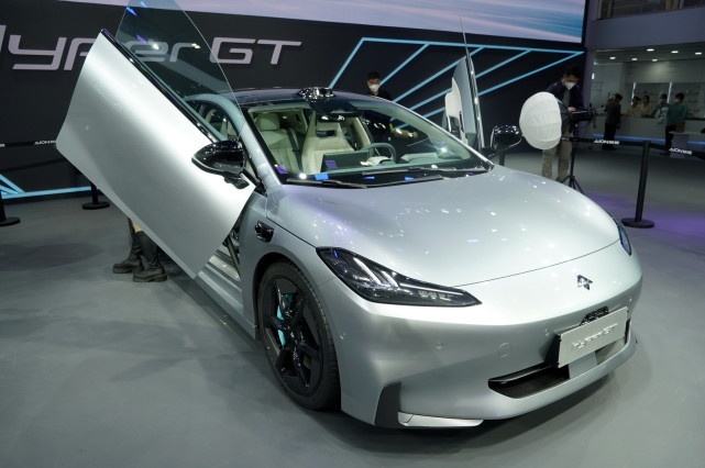 Hyper GT实拍详解 用激光雷达+旋翼门硬刚特斯拉MODEL 3