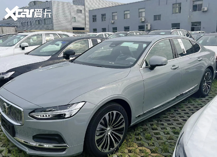 2024款沃尔沃s90到店,薄雾灰涂装时尚,配置调整,配48v轻混系统