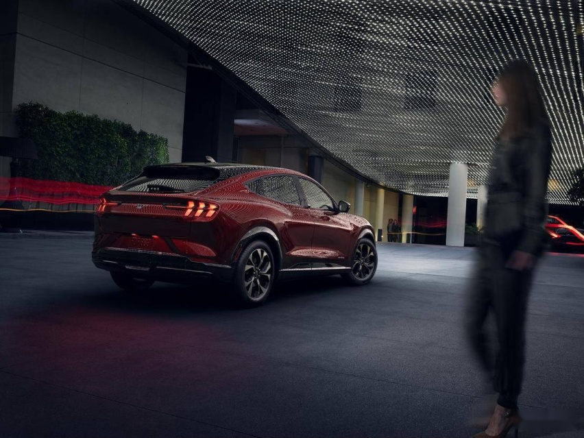 全新福特Mustang Mach-E后45度角静态夜景.jpg