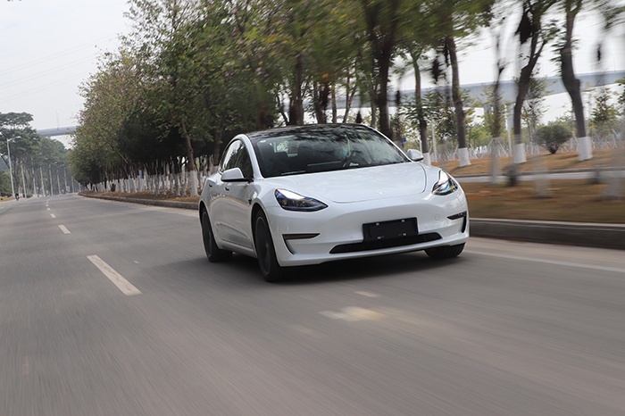 特斯拉Model 3高性能版性能测试，零百加速体验堪比蹦极！