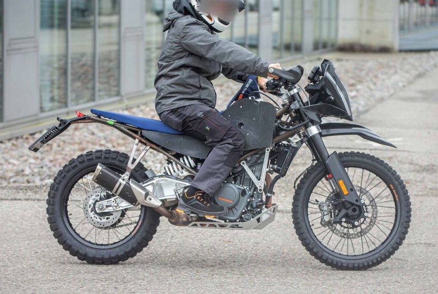 KTM 390Adventure R测试中，前21后18寸硬派设定