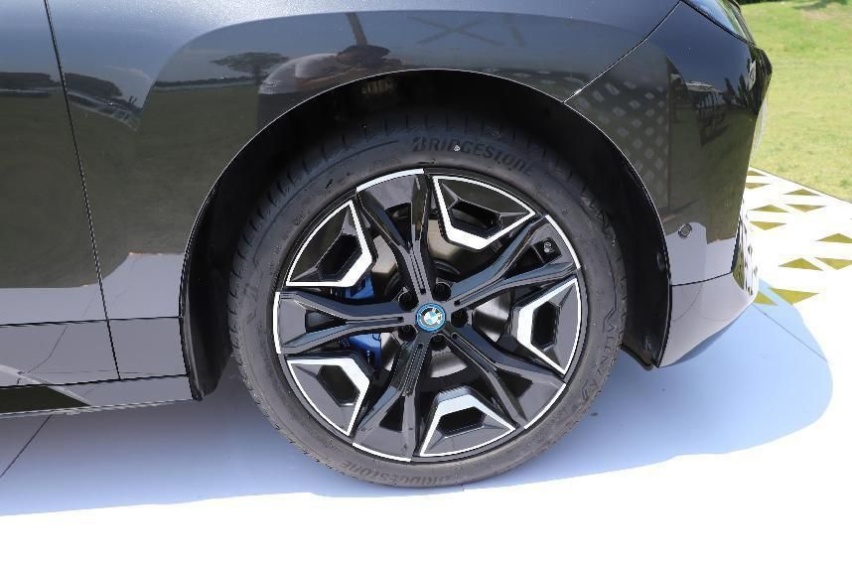 3.8秒破百的旗舰SUV！实拍宝马iX，能不能在市场支棱起来