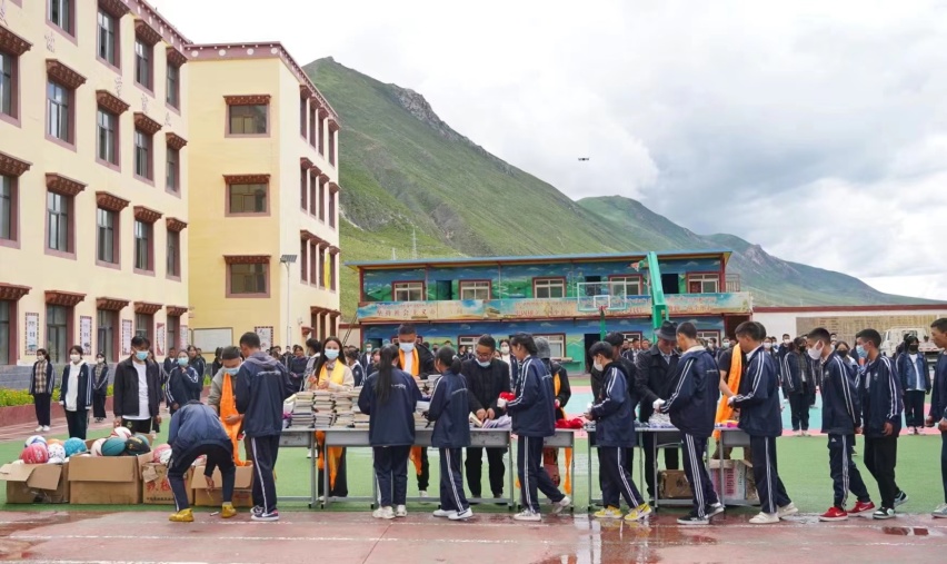 悍行青藏之巅│走进玉树利民职业学校，爱心助学情暖人心
