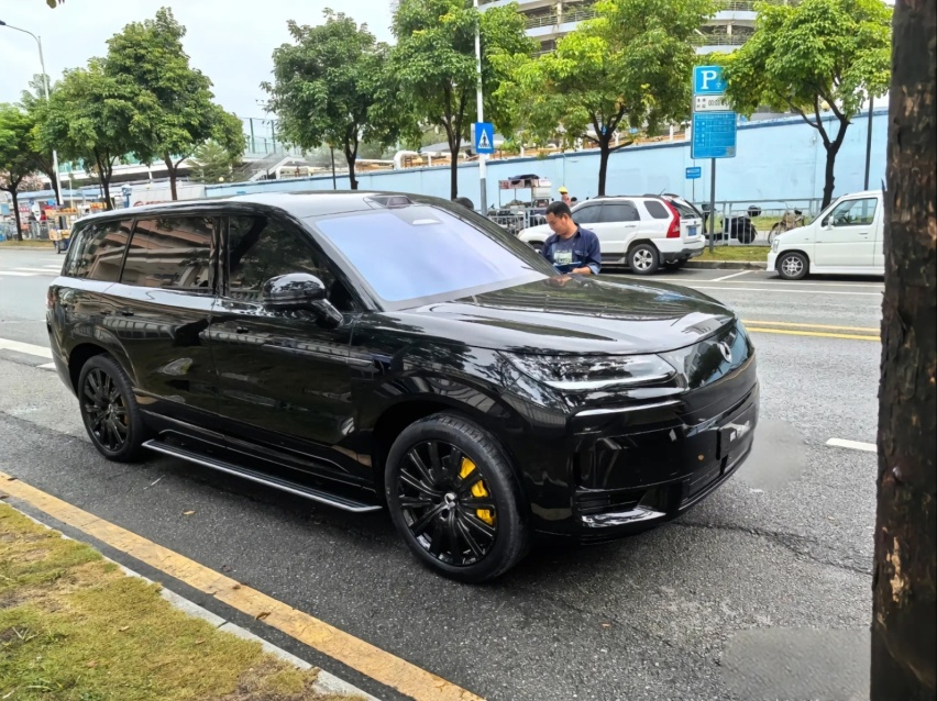 腾势N9现身街头，大过问界M9+“冰箱彩电大沙发”，三电机925马力