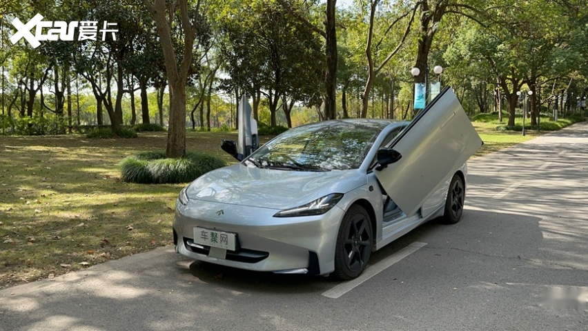昊铂GT：卷出不一样！不到22万就能买剪刀门电动跑车？