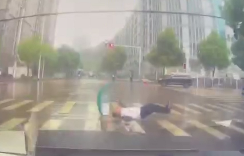 老司机提醒：雨天路面湿滑，安全开车或走路都要注意防范的几点